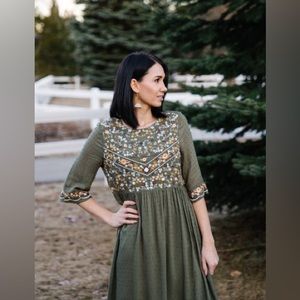 NWT Tea n Rose Midi Dress Green With Beautiful Embroidered Detailing Size Small